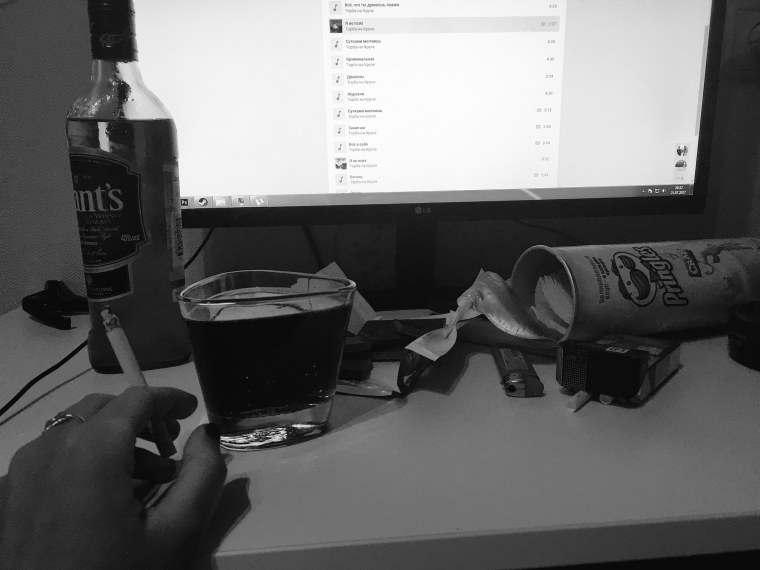 Алкоголь и сигареты на столе