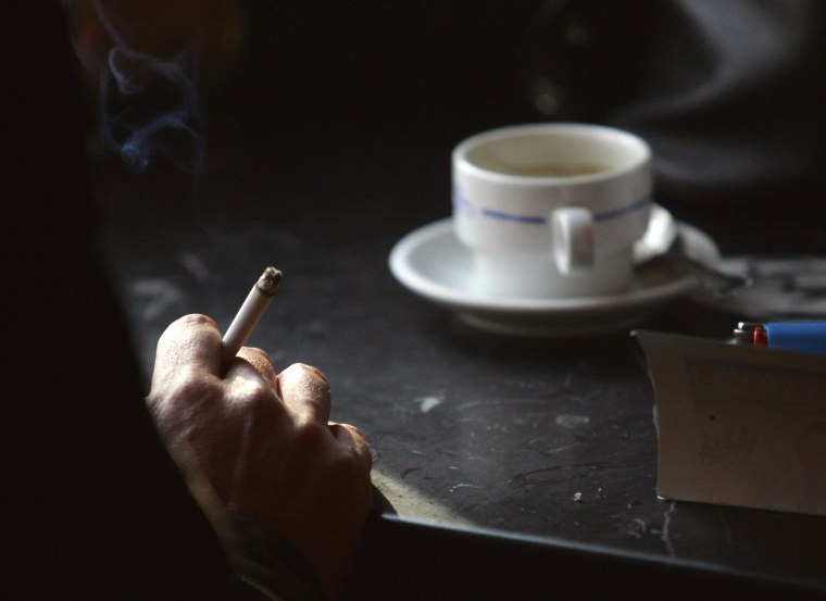 Мужчина с сигарой и виски