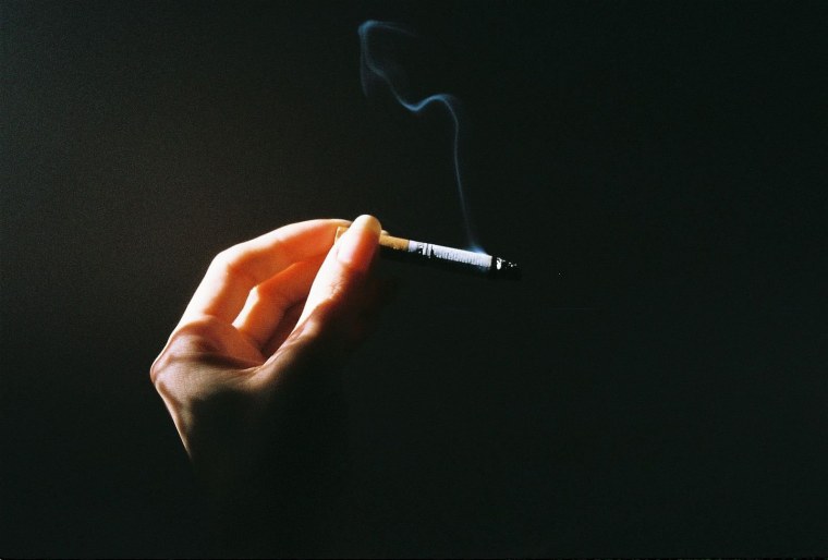 Сигара тлеет