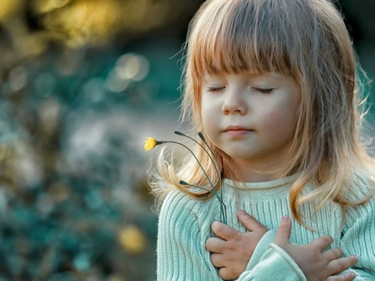 Девочка с закрытыми глазами