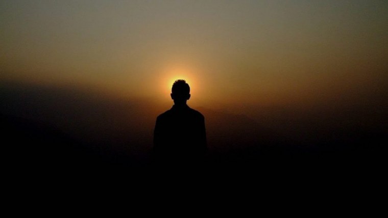 Силуэт уходящего человека