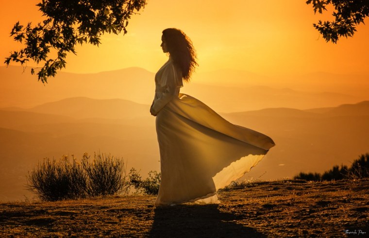 Красивая девушка на рассвете