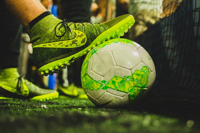 Футбольный мяч с бутсами