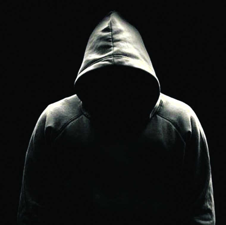 Человек в капюшоне без лица