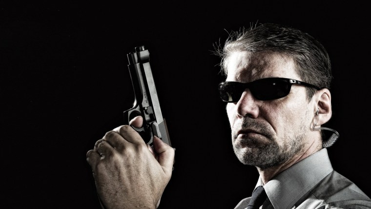 Мужчина с пистолетом