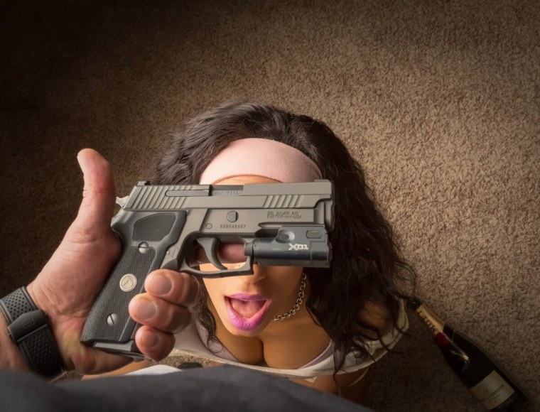 Женщина с оружием