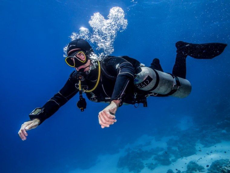 Аквалангист под водой