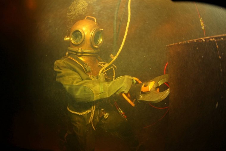 Силуэт под водой