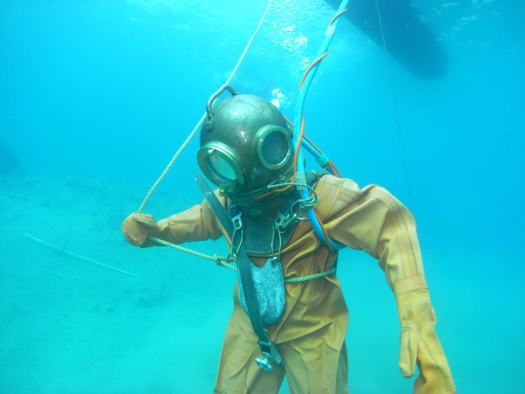 Аквалангист под водой