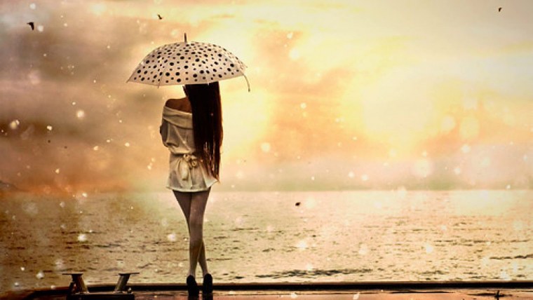 Девушка с зонтиком со спины