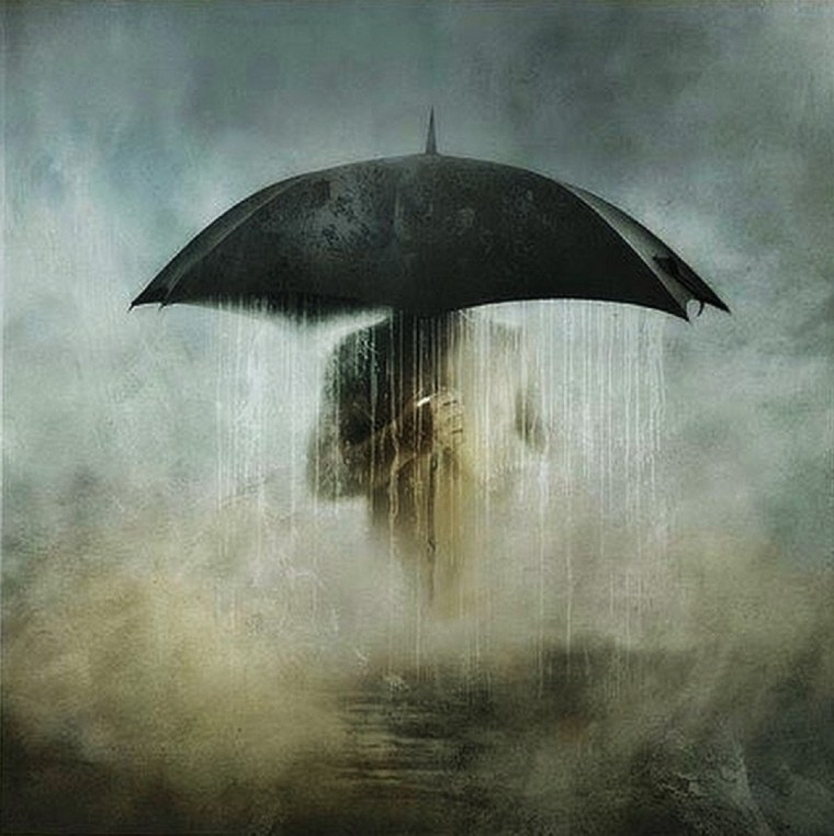 Девушка улыбается