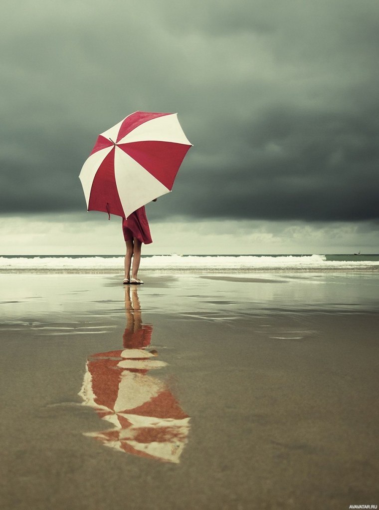 Девушка с зонтиком у моря