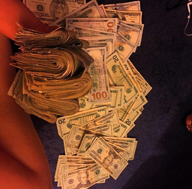 Деньги фиолетового цвета