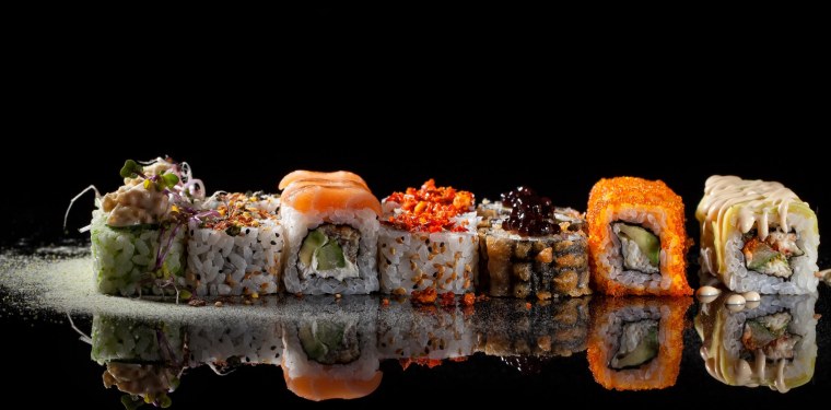 Роллы на темном фоне