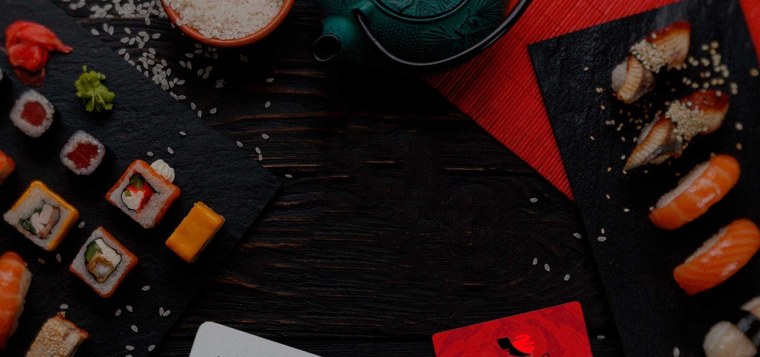 Роллы на черном фоне