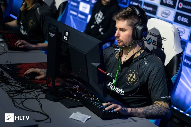 Dennis КИБЕРСПОРТСМЕН