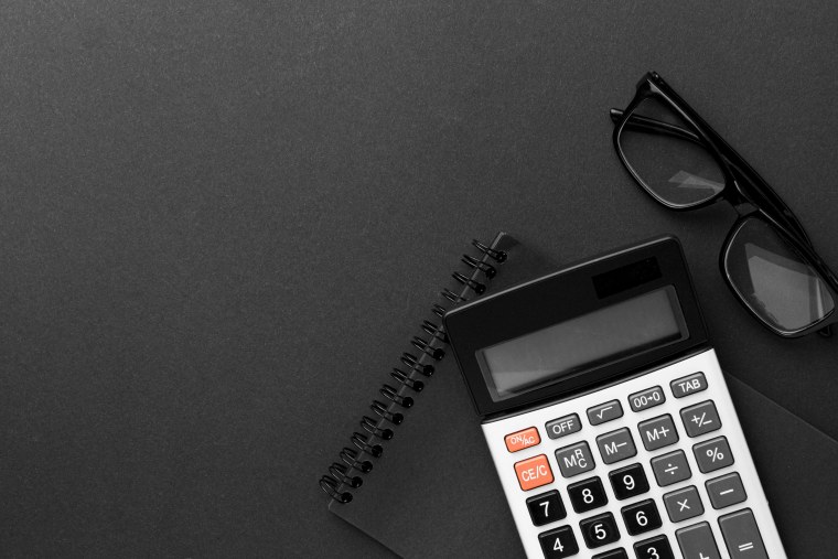 Калькулятор на черном фоне