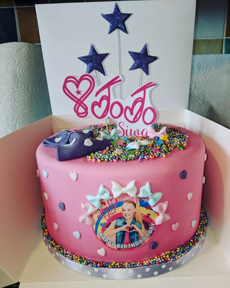 Торт с героями Джо Джо