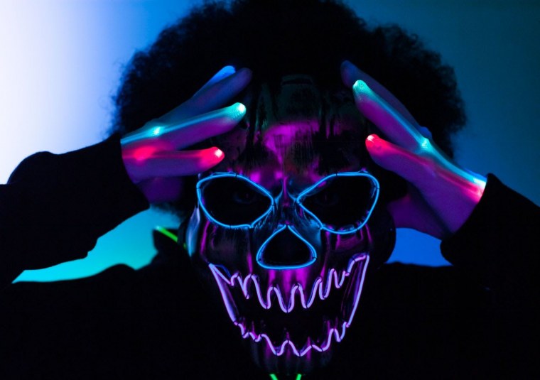 Люди в светящихся масках