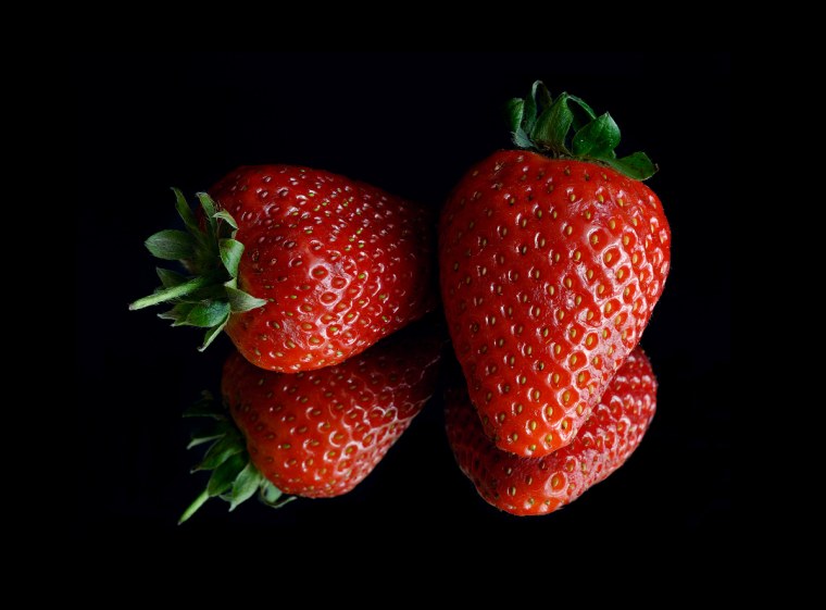 Клубника на черном фоне