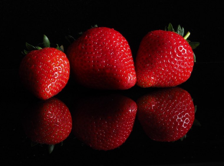 Клубника на черном фоне