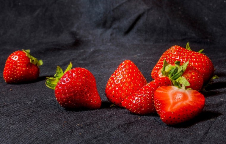 Клубника на черном фоне