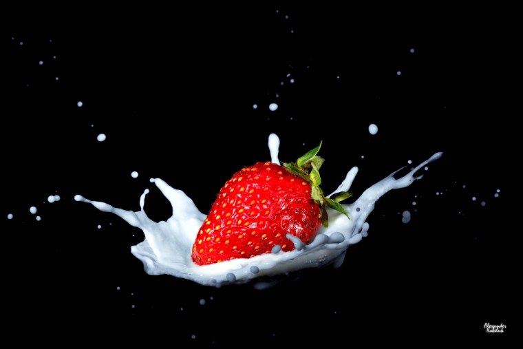 Клубника на черном фоне