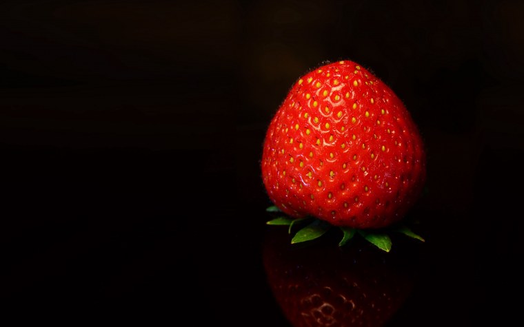 Черешня на темном фоне