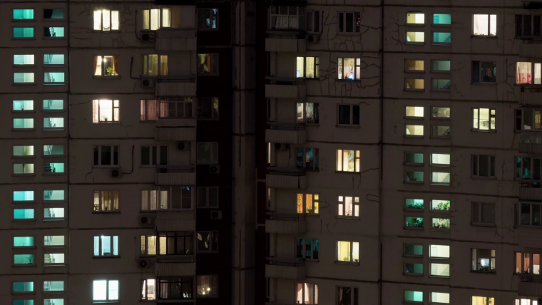 Свет в одном окне многоэтажки