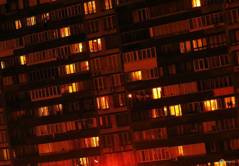 Многоэтажка ночью