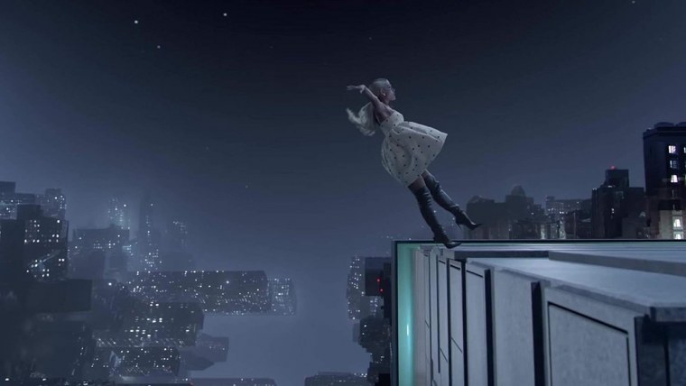 Девушка падает