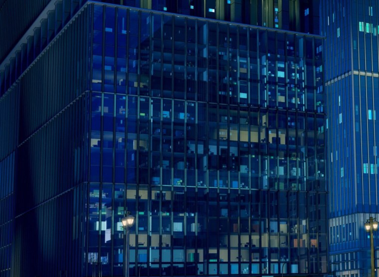 Высокое стеклянное здание ночью