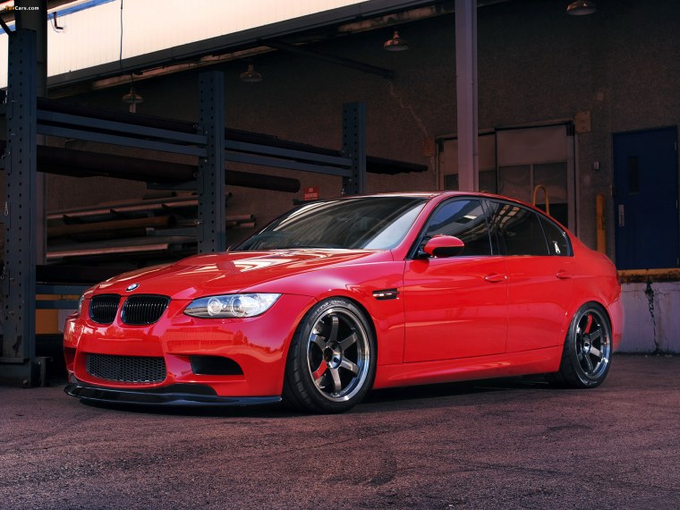 BMW 3 e90 красный