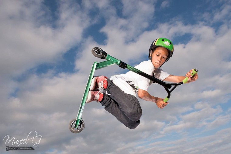 Дети на трюковых самокатах