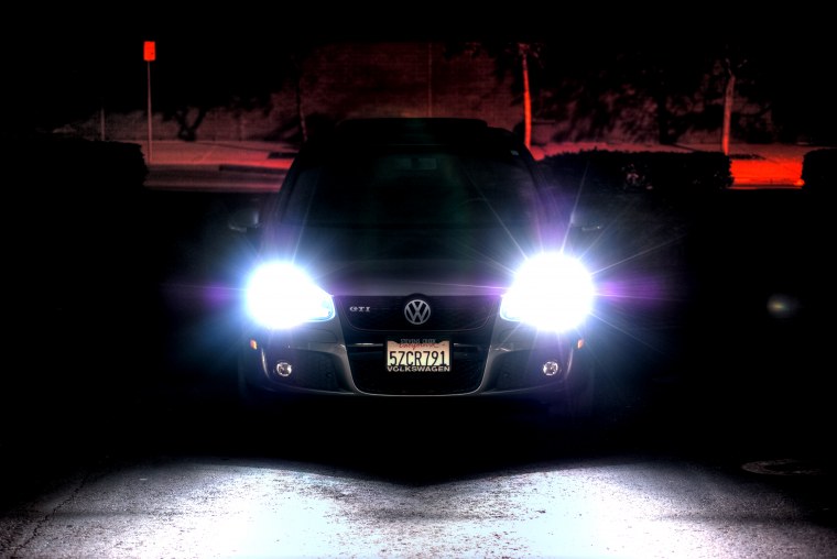 Светящиеся фары машины