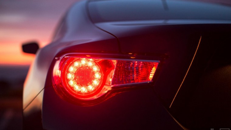 Авто с красными фарами