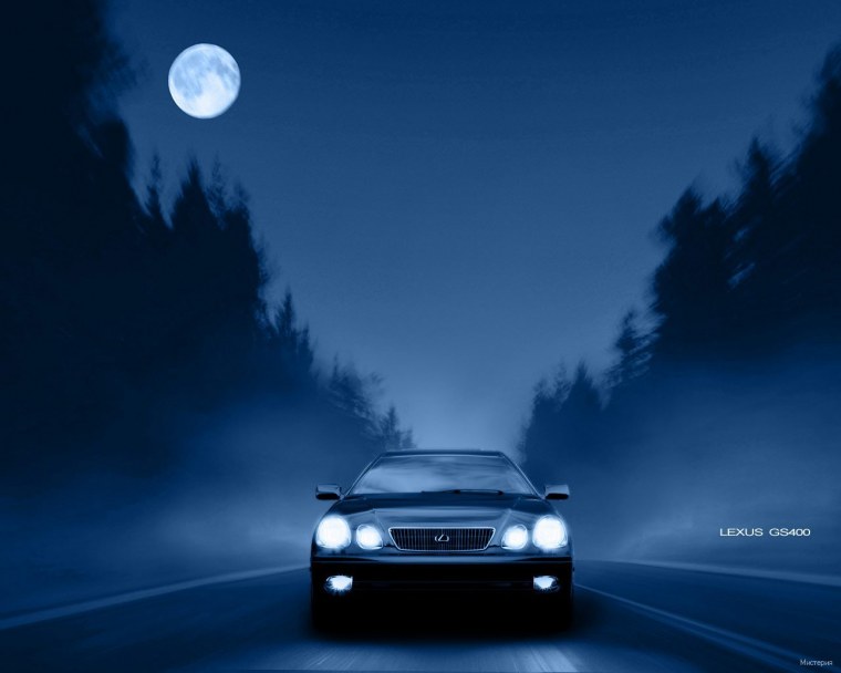 Машина в ночи с включенными фарами