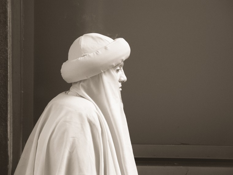 Человек в белом одеянии