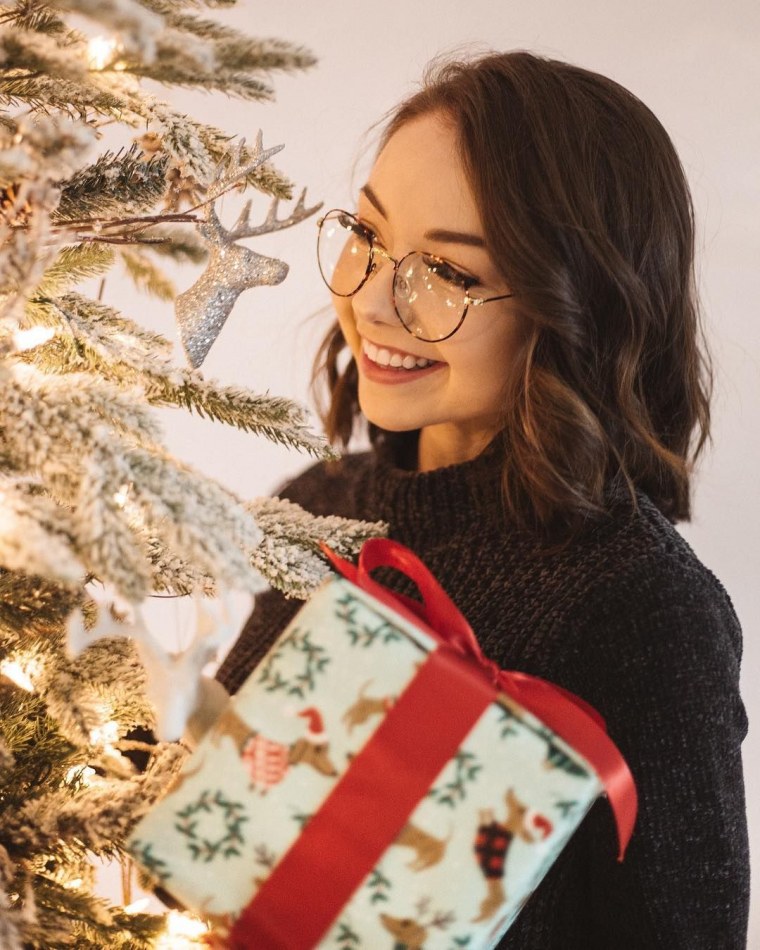 Девушка у новогодней елки