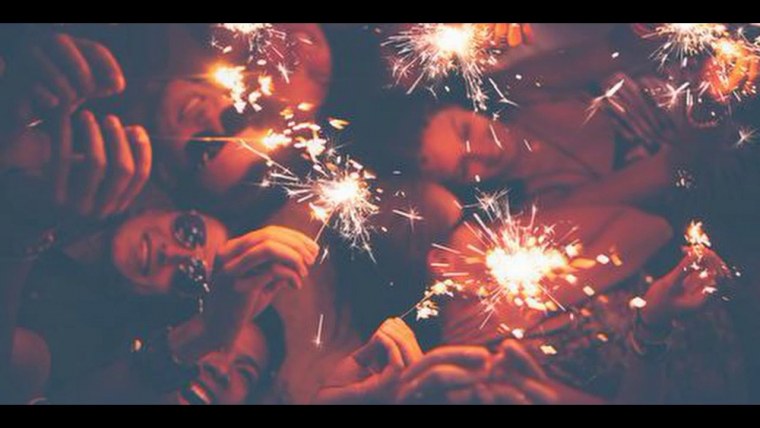 Люди с бенгальскими огнями