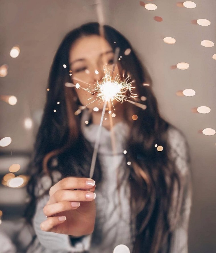 Девушка с бенгальским огнем в руке