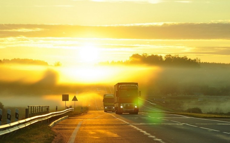 Грузовики на рассвете