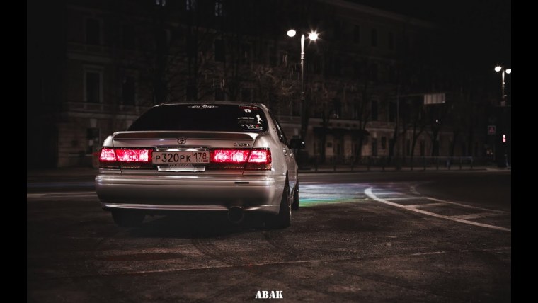 Тойота Краун s150 ночью