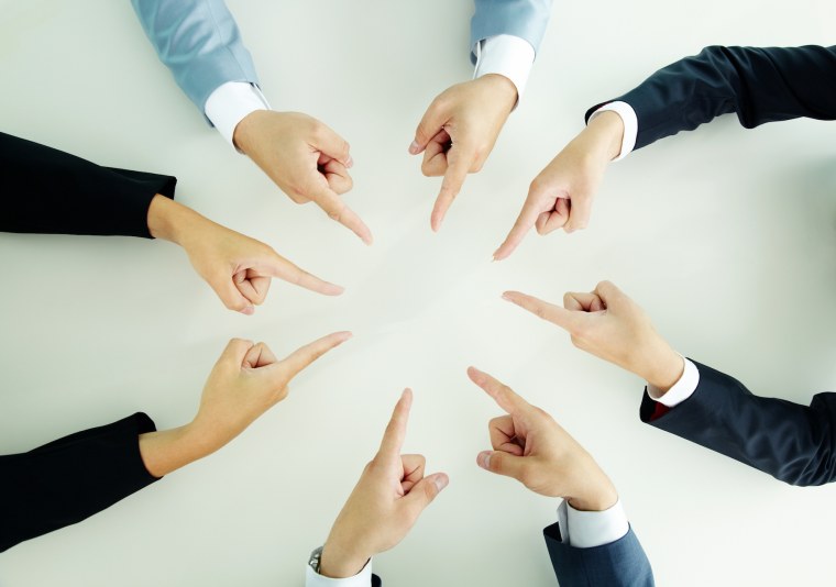 Люди указывают друг на друга