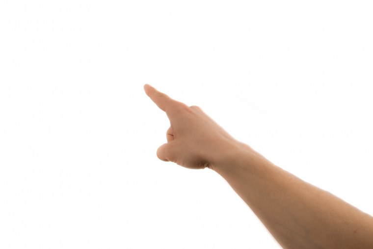 Указывает рукой вперед