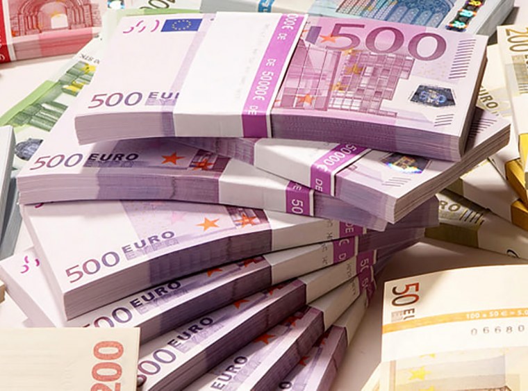 Пачки денег юани, доллары, рубли , евро