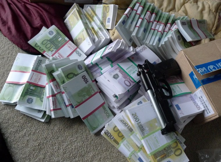 Много пачек денег