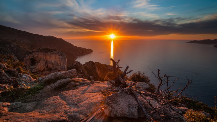 Скалы на закате