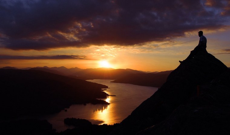 Человек на обрыве на закате