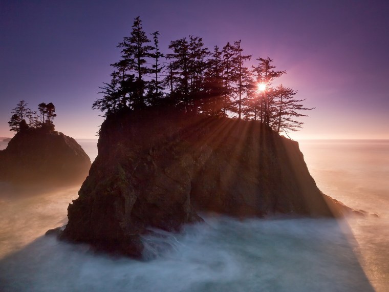 Красивый обрыв с закатом